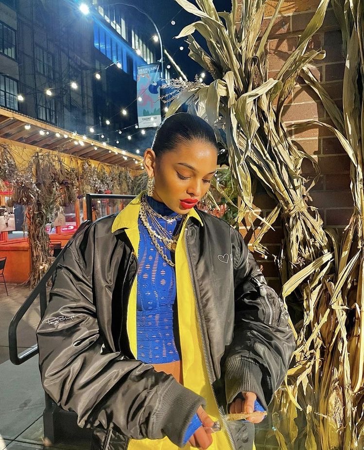 femme tenue bleu jaune