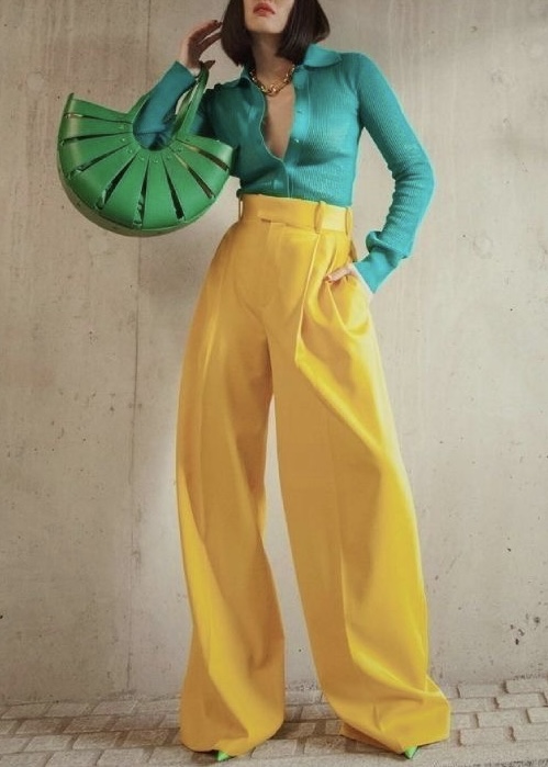 femme ensemble top et pantalon jaune bleu et sac vert