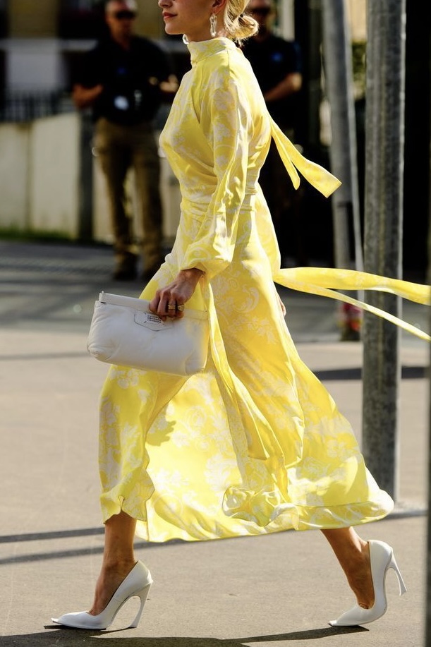 femme robe jaune imprimés